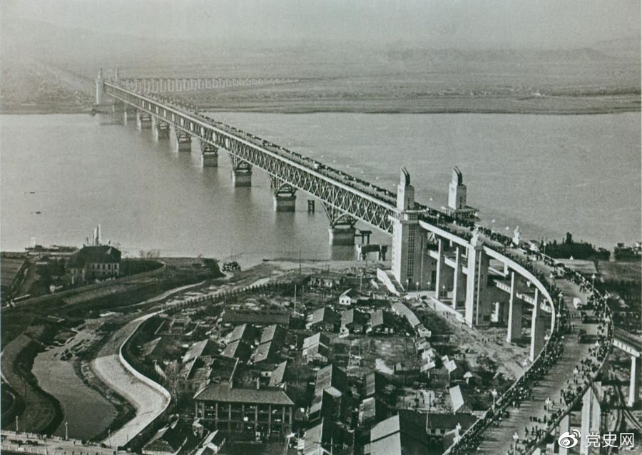 1968年12月29日， 南京長江大橋全面建成通車。這是當(dāng)時(shí)中國自行設(shè)計(jì)建造的最大的鐵路、公路兩用橋。